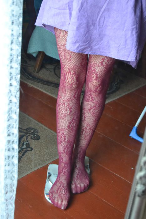 Malinowe rajstopy ozdobne kwiaty róże M/L różowe bordowe