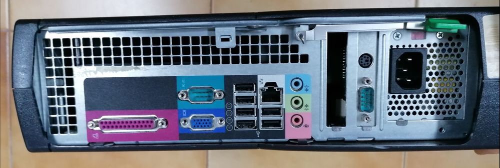 Computadores de caixa pequena com Windows 10423158080225955842