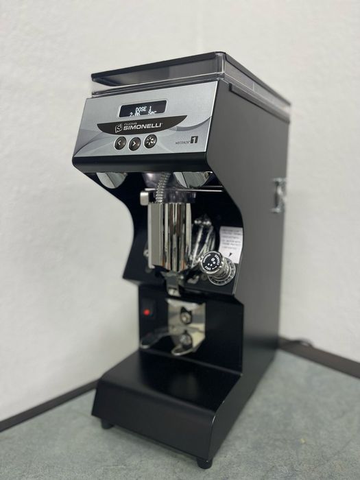 Nuova Simonelli Victoria Arduino Mythos One  1