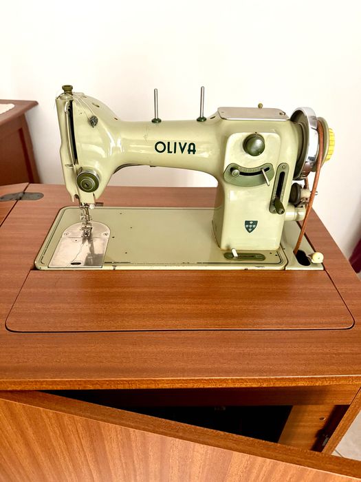 Máquina de costura Oliva com móvel