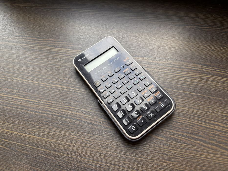 Kalkulator naukowy SHARP