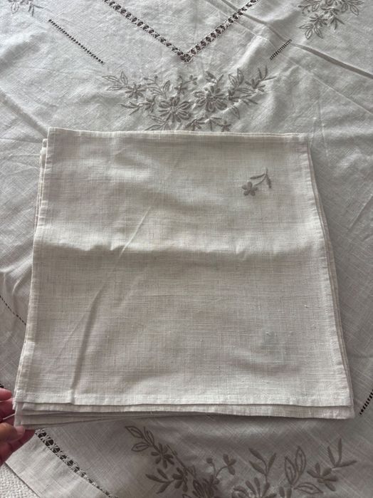 Toalha de mesa beje  2,6 X 1,7 com 12 guardanapos
