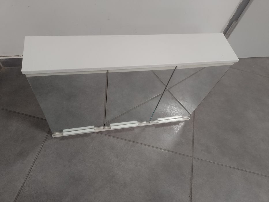 Sprzedam szafkę łazienkową.