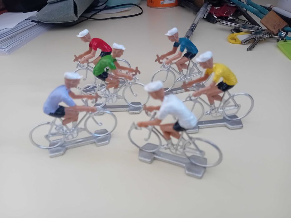 Brinquedos antigos ciclistas