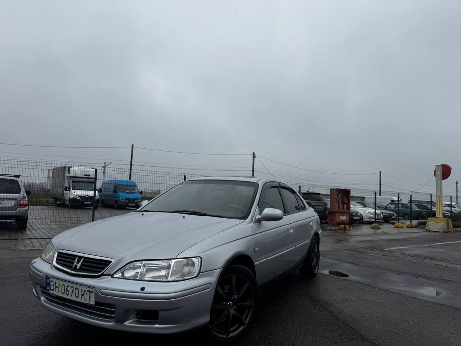 Продам аккорд в отличном состоянии.
По кузову живой, не гнилой.
Ходовая не стучит, не гремит.
Мотор не дымит, работает ровно.
Сцепление новое.
Люк не течет.
Кулиса не разбита.
Климат контроль, печка и кондер дуют как надо.
Стоят 17 диски, колонки alpine и саб. 
Машина ровная, вся в зазорах.