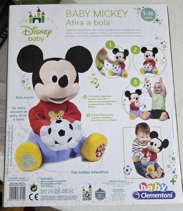 Baby Mickey Atira a bola