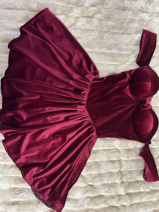 Оксамитова корсетна сукня з чашками. гарно тримає груди та підкреслю талію. спинка на змійці. тканина приємна мʼяка до тіла, добре тягнеться.