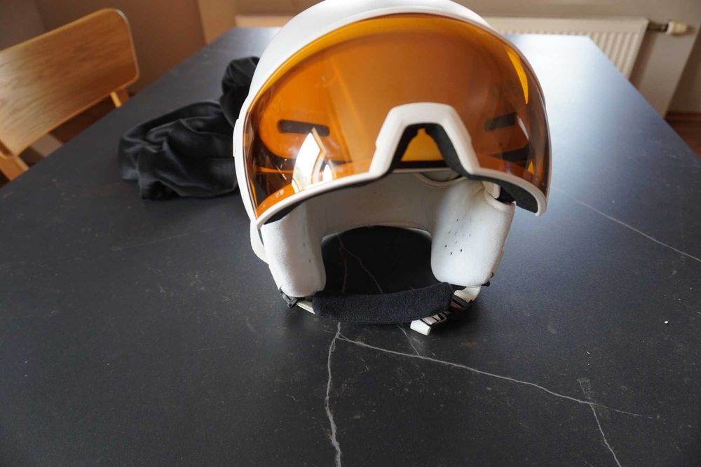 Kask narciarski Uvex z wizjerem 59-61cm