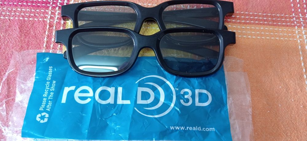 Vendo 2 pares de óculos para ver em 3D