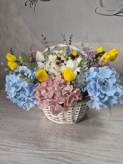 Композиція зі штучних квітів на кладовище корзина