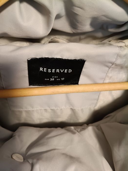 Płaszczyk jasny szary z lekkim beżem,