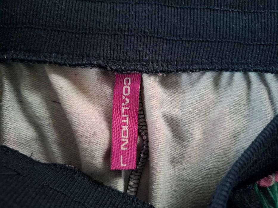 Spodnie dresowe w kwiaty L Coalition