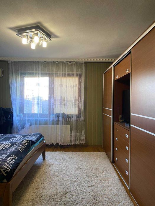 Продається просторий будинок у центрі смт. Кольчино