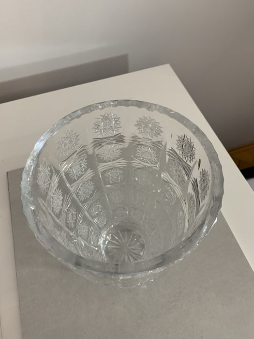 Duzy wazon krysztalowy.