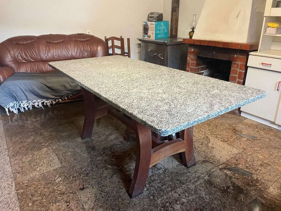 Mesa grande de granito