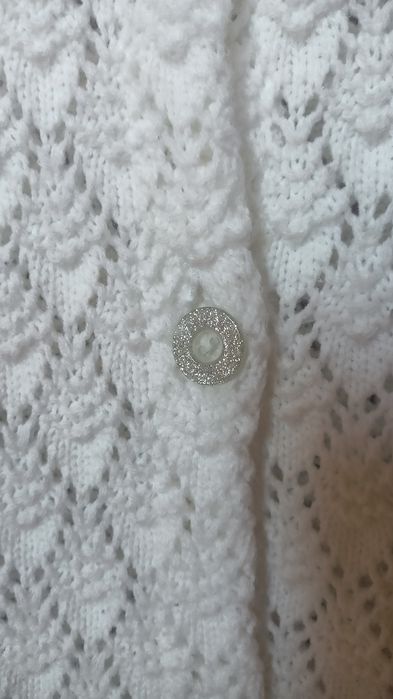 Biały sweter dziecięcy