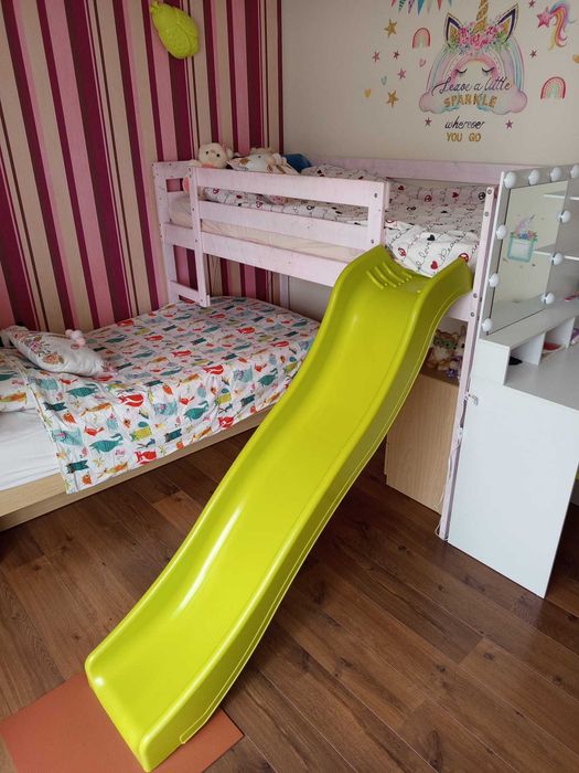 Cama com escorrega