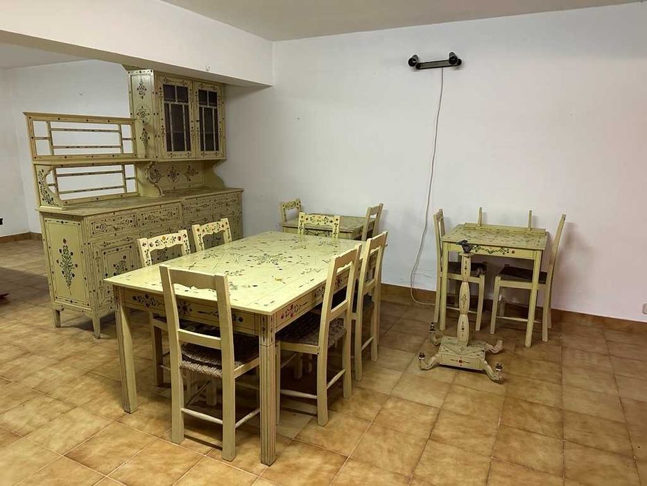 Conjunto de mobília centenária pintada à mão