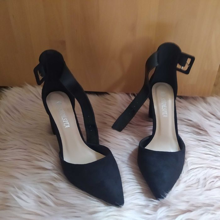 Czarne czółenka na słupku z paskiem na kostce a'la zamsz rozm. 39