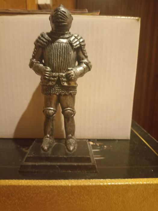 "Rycerz w zbroi"-figurka