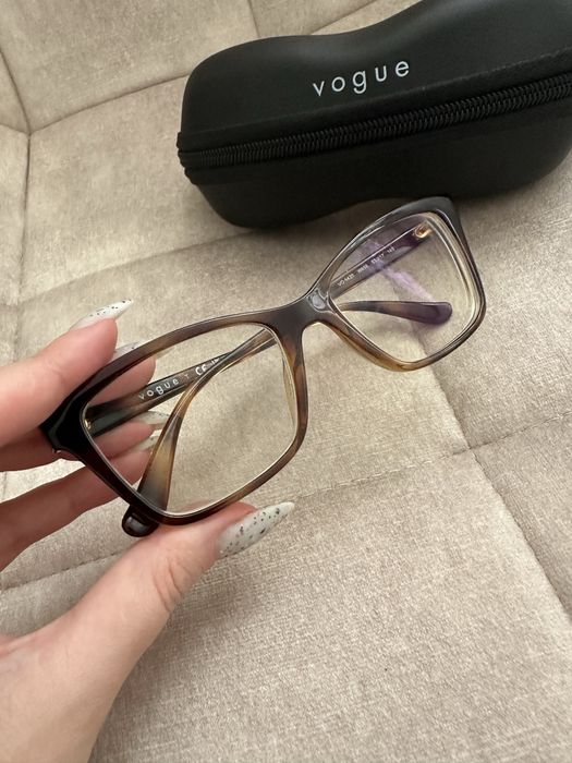 Окуляри Vogue (правий -4,5 ; лівий -3,75)