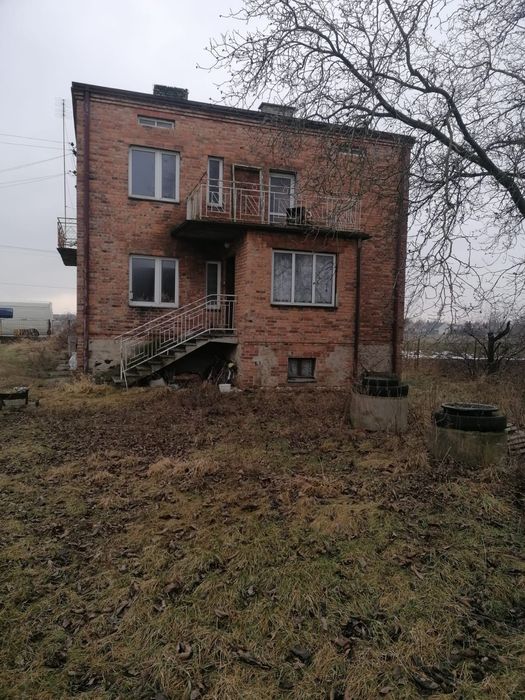 Dom z budynkami gospodarczymi