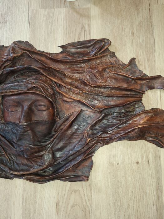 Máscara decorativa em pele