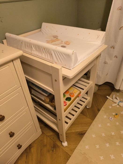 Przewijak drewniany z solidny, z dwiema półkami i szuflada