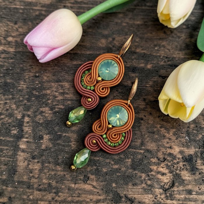Brazowe, zielone, seledynowe, miedziane wiszace kolczyki sutasz