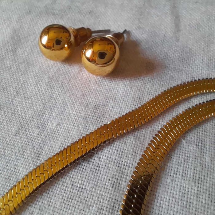 Conjunto Colar Fita e Brincos de Bola - Acabamento Dourado de Alta Qualidade