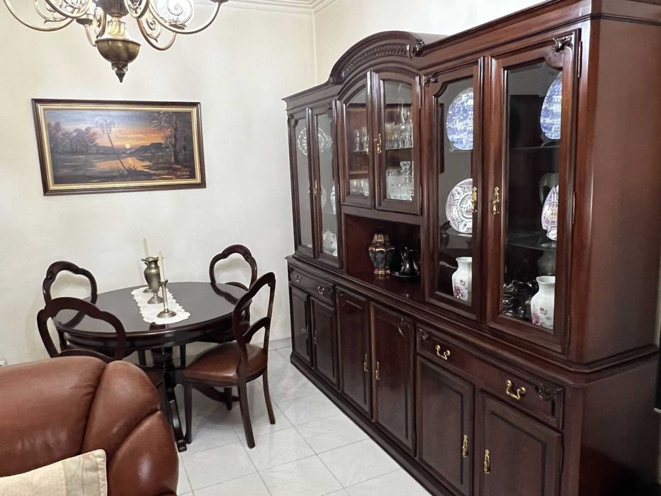 Mobiliário de Sala em Mogno – Cristaleira Elegante