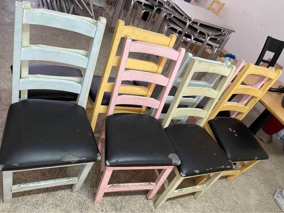 Cadeiras para desocupar 15€cada
pintada a mão 
Fundo novo  .