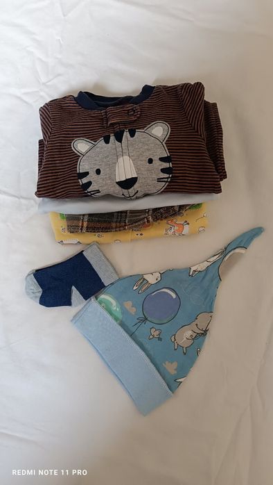 пакетом одежда для новорожденных. Детская одежда, Вещи.