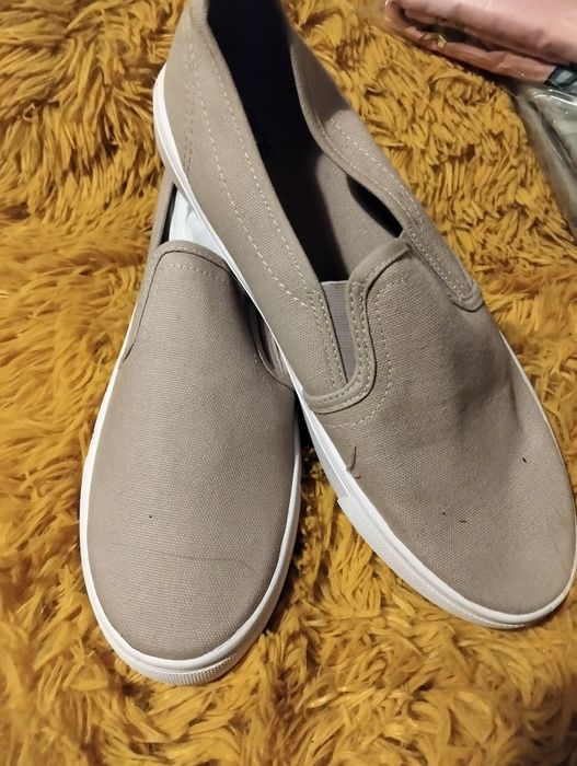 Nowe tenisówki wkładane