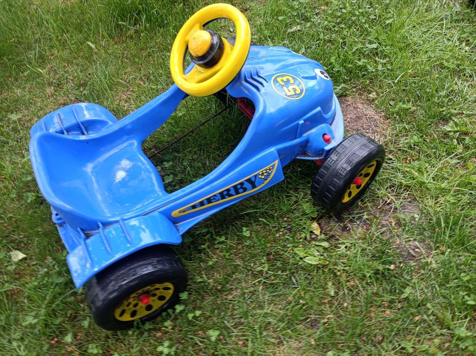 Дитяча машинка з педалями