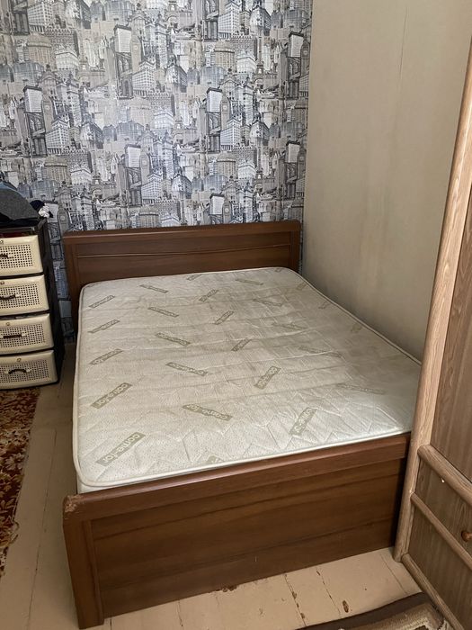 Кровать двуспальная с матрасом 140*200