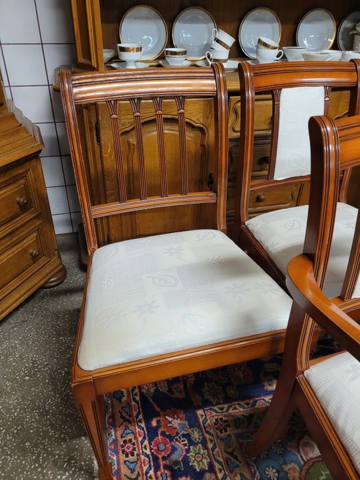 Krzesła piękne angielskim stylu w jasnej tapicerce