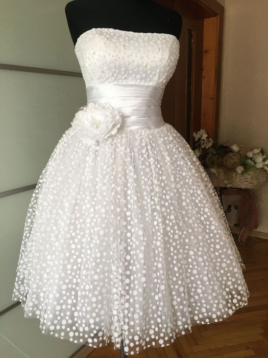 Подам  коротку весільну сукню в ідеальному стані