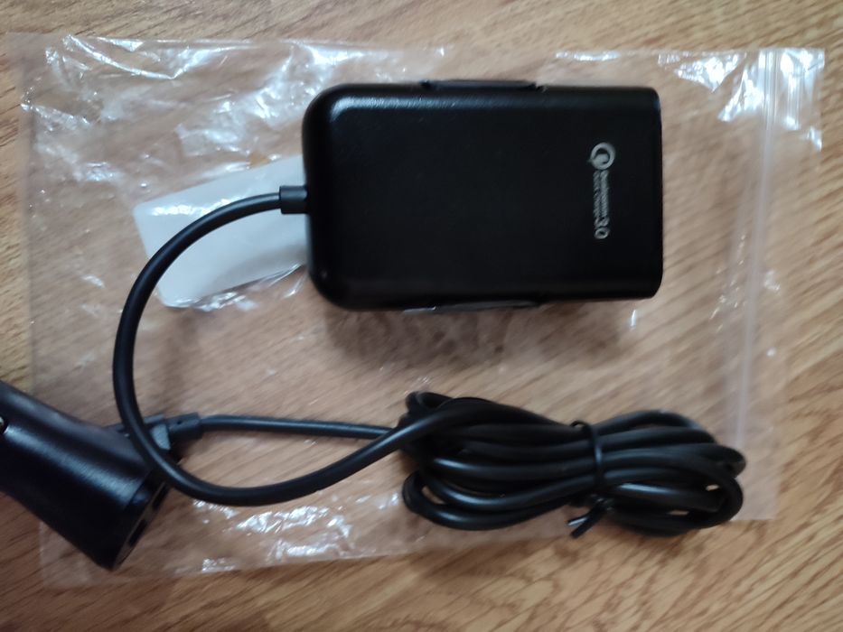 Автомобільне зарядне,на 4 виходи