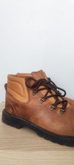 Botas em pele, feitas à mão