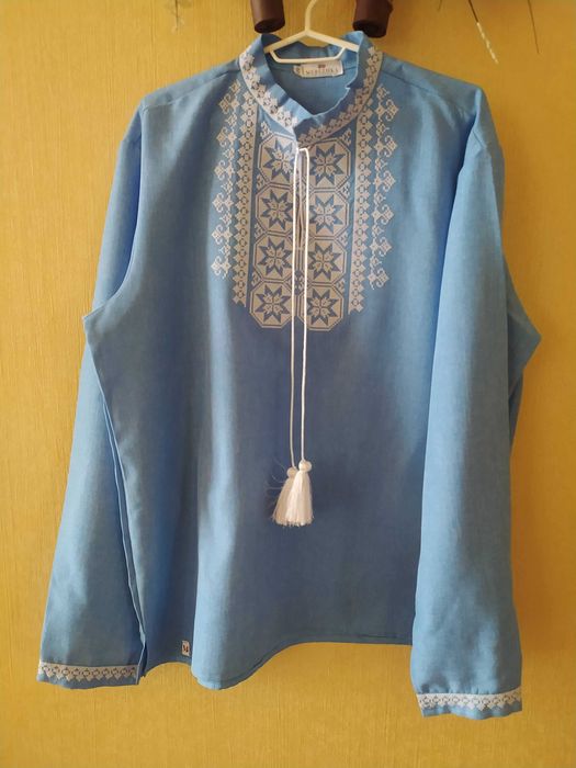 Чоловіча вишиванка блакитно- біла під джинс Зірка Mertzka 50 р