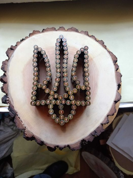 Державний Герб України із гільз.