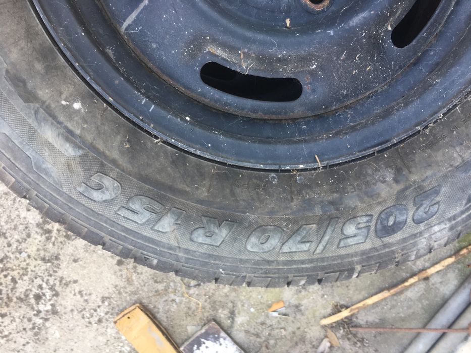 Jantes R15 com pneus.