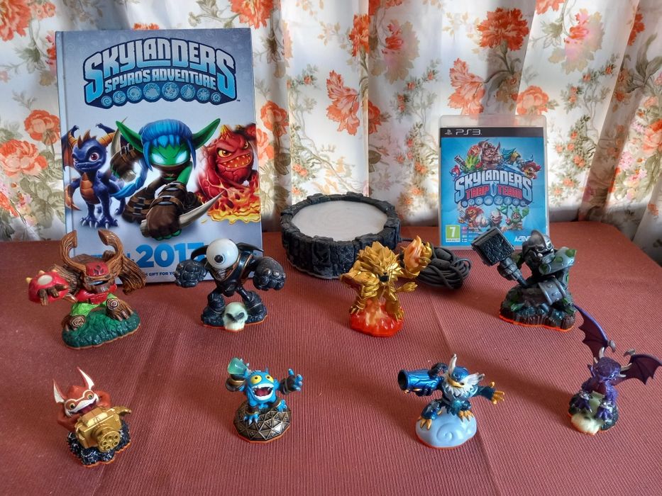 Lote de livro base jogo e figuras de Skylanders