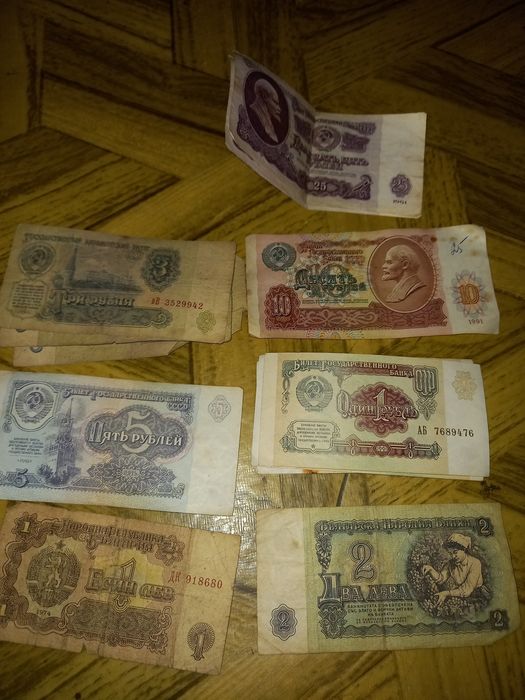 Монеты разные,50копеек серебрянных,есть и другие тех времён,для коллек