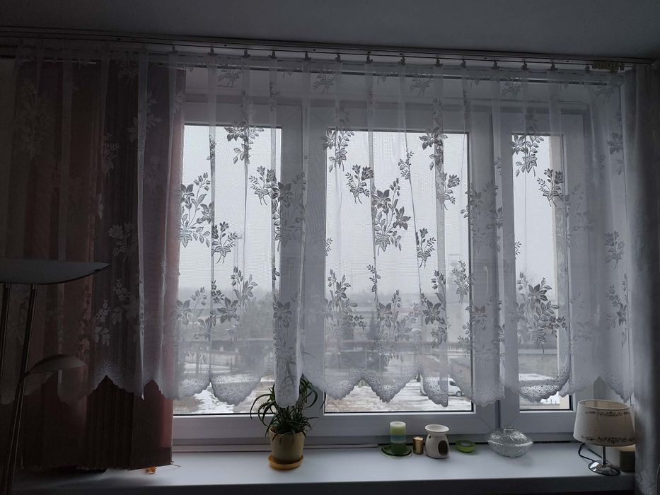 Biała firanka wzór  kwiatowy dołem falowana dł. 118 cm, szer. 360