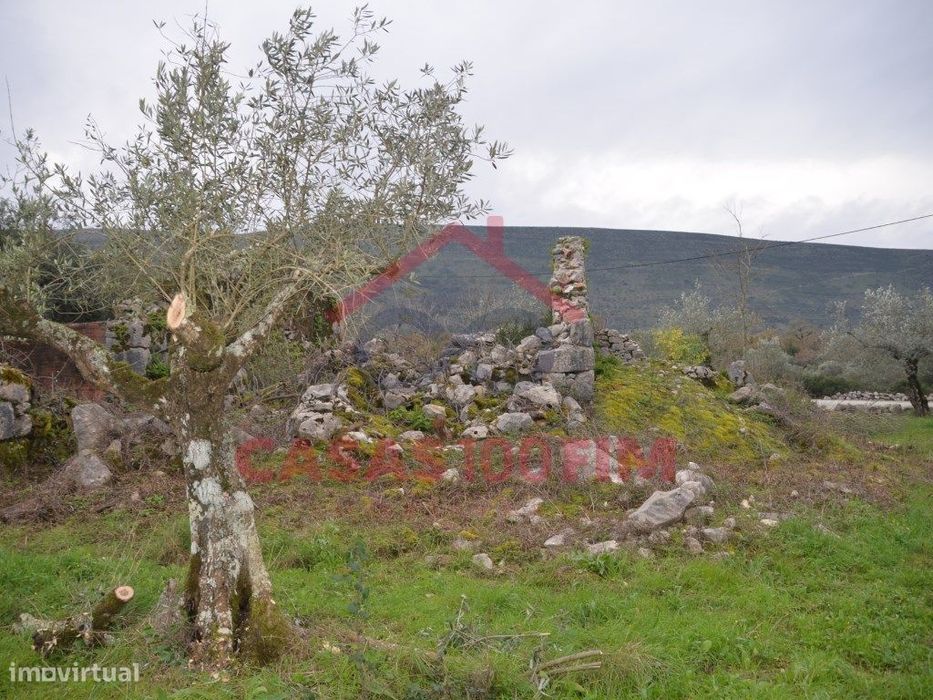 Terreno urbano para construção com uma ruína
