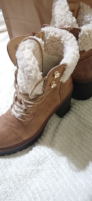 Botins castanhos com salto em bloco