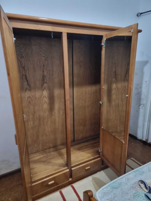 Guarda Roupa espaçoso 3 portas e espelho interior .