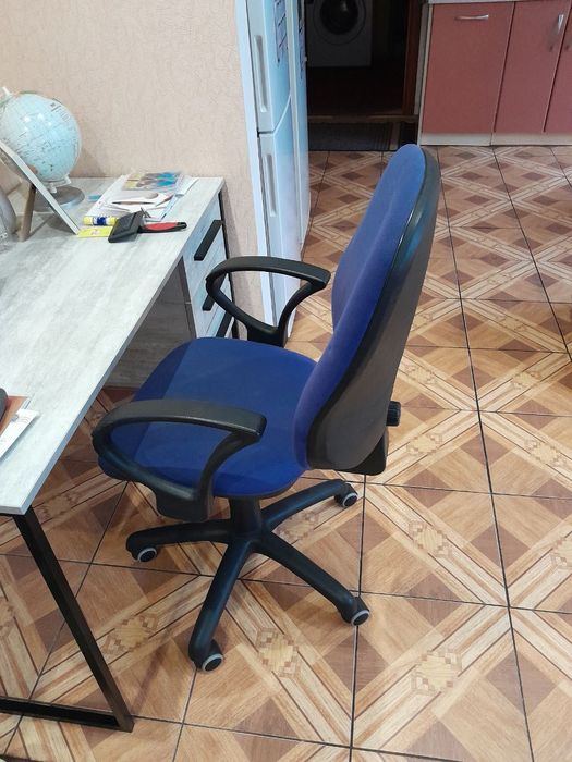 Крісло офісне на колесах